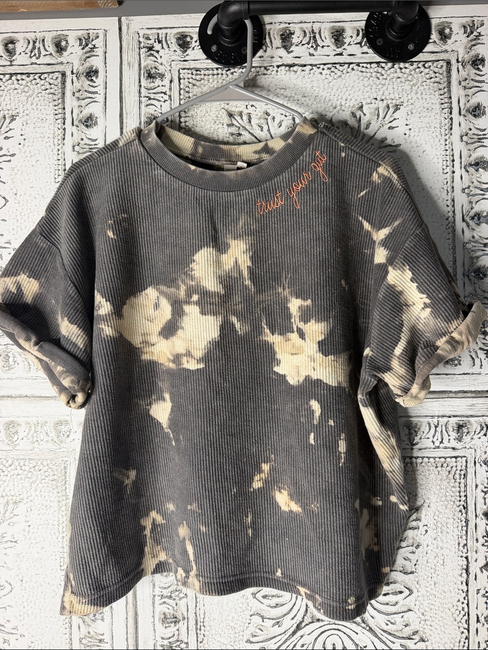 Tie-Dye Ribbed Short Sleeve Tee in Gray and Cream